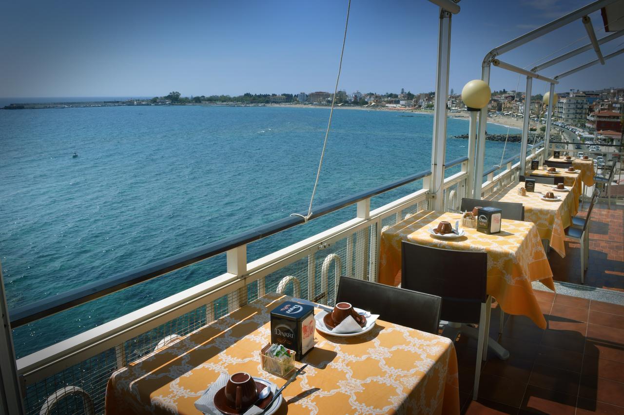 Hotel La Riva Giardini Naxos Ngoại thất bức ảnh