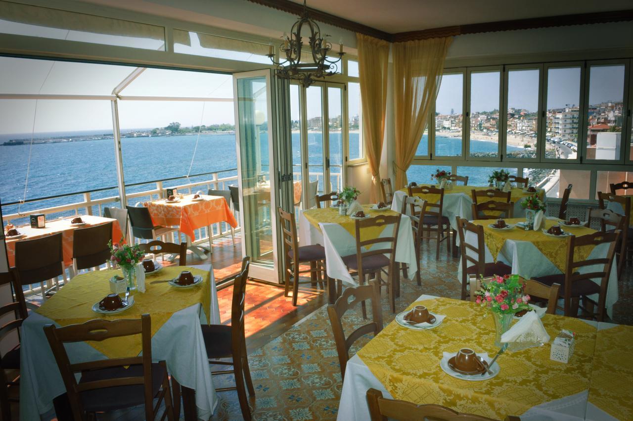 Hotel La Riva Giardini Naxos Ngoại thất bức ảnh