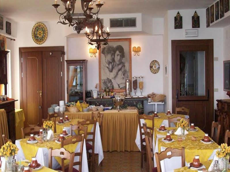 Hotel La Riva Giardini Naxos Ngoại thất bức ảnh